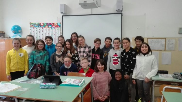Gli studenti della classe 1° donano tre notebook alla scuola media di Vernante Gli studenti della classe 1° donano tre notebook alla scuola media di Vernante